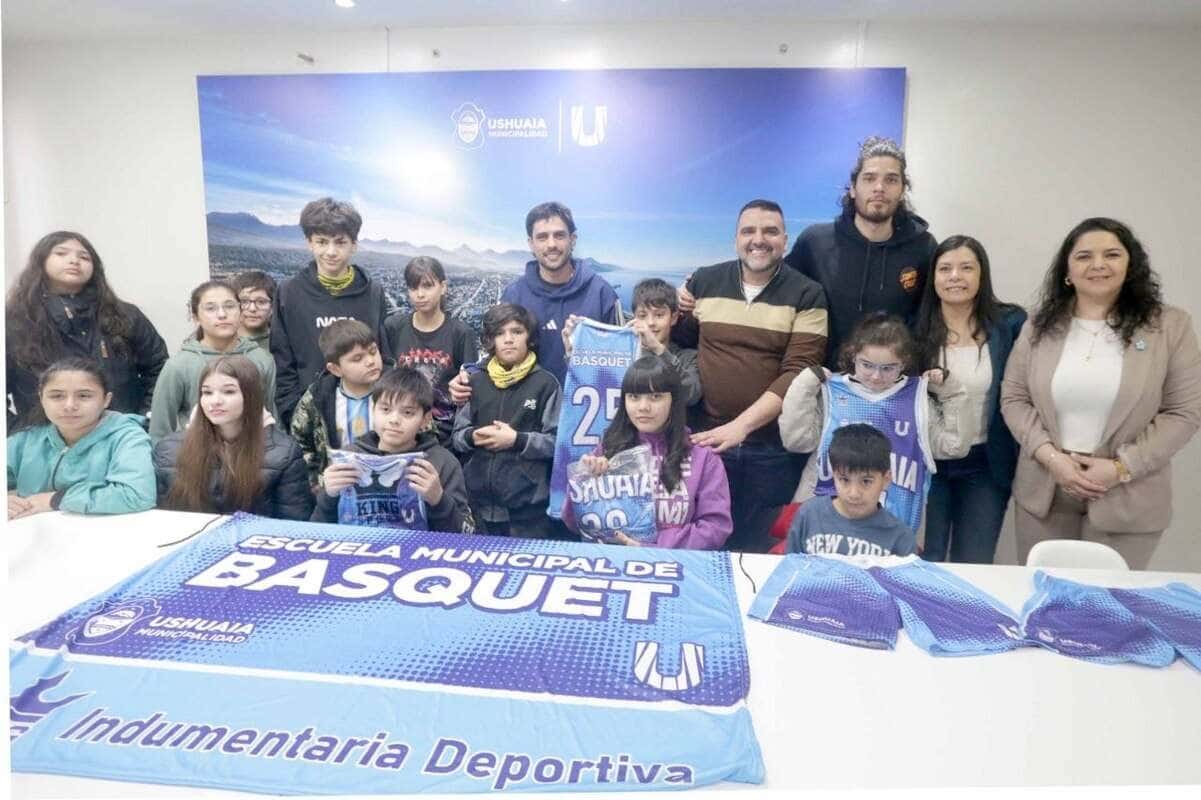 La Escuela Municipal de Básquet estrenó nueva indumentaria deportiva