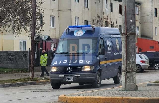 Cinco allanamientos y dos sospechosos identificados por el millonario robo a joyería