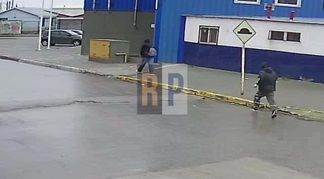 Violento asalto callejero a una joven en Chacra 4 y un ladrón que es buscado en medio de la indignación popular