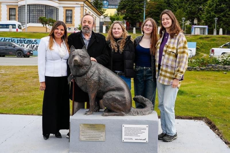El perro polar “Poncho” ya tiene su escultura