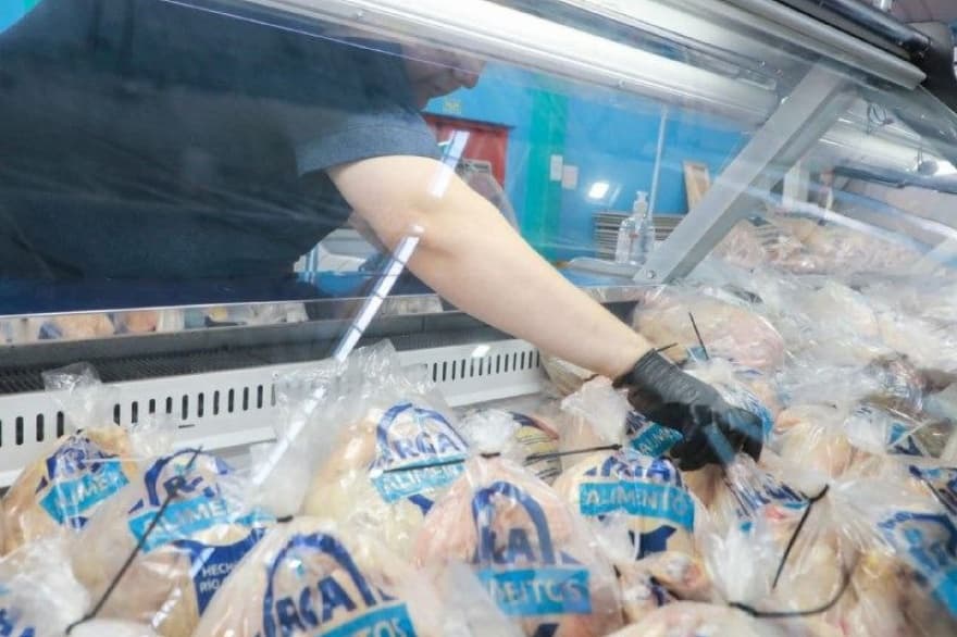 En Río Grande, el Municipio y La Misión Salesiana retomaron la producción de pollo fresco