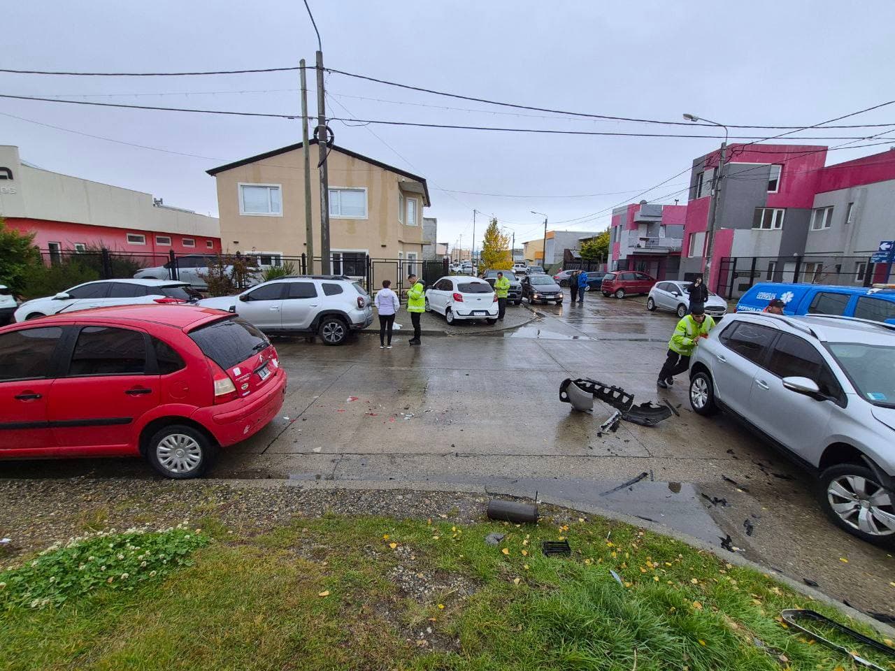 Choque múltiple entre cuatro rodados en la esquina de Fangio y Lima