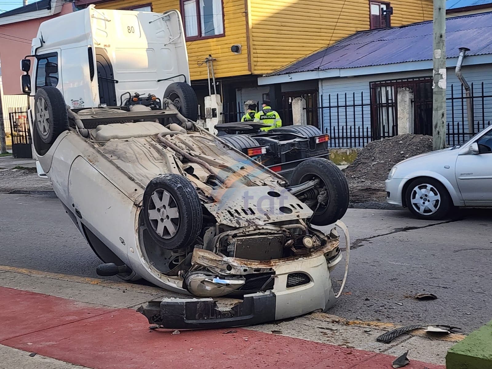 Conductora debió ser trasladada al hospital luego de chocar un cantero y volcar sobre la avenida Perón