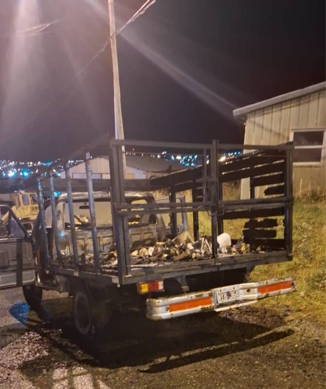 Investigan incendio presuntamente intencional de una camioneta en Ushuaia