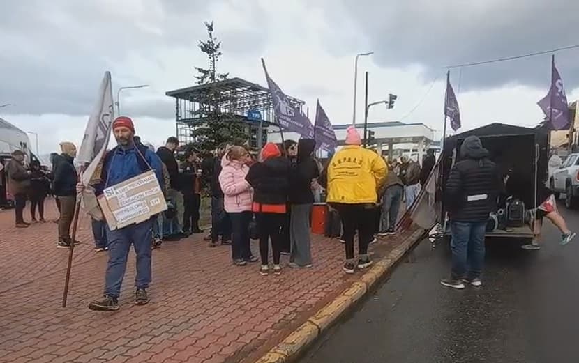 Docentes marcharon a la Legislatura para reclamar que se analice el Financiamiento Educativo