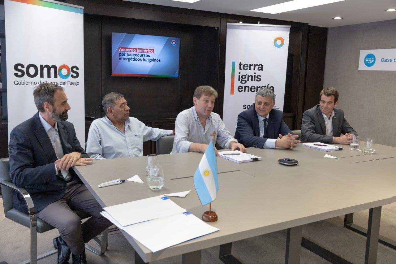 El Gobierno de Tierra del Fuego e YPF firmaron la cesión oficial de Áreas Hidrocarburíferas a la Provincia