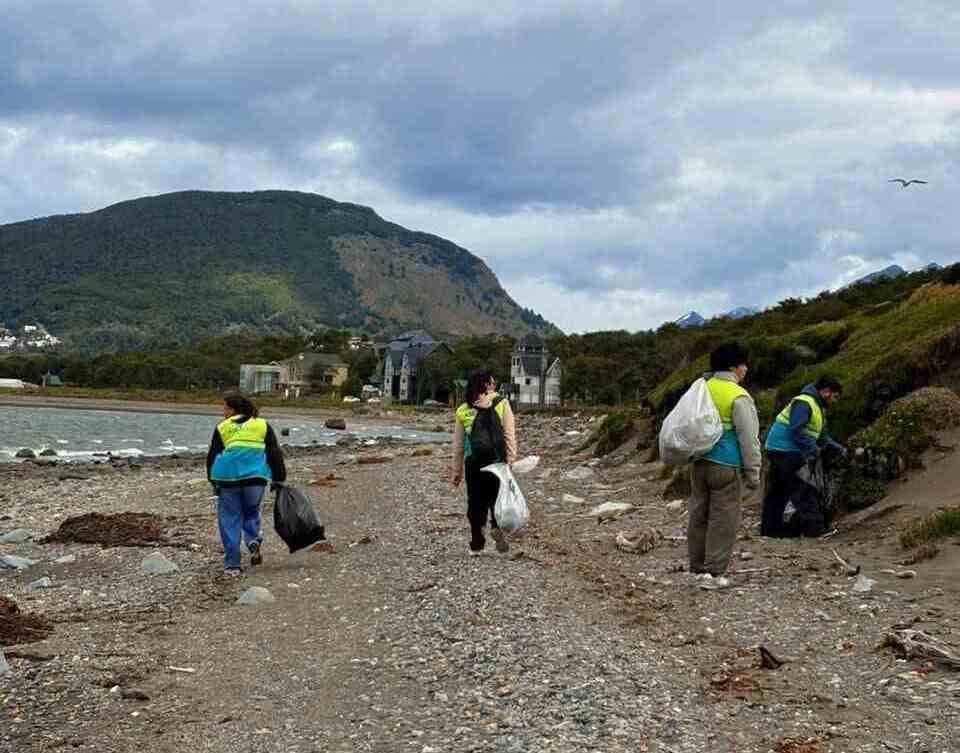 Jornada de limpieza costera en Bahía Golondrina