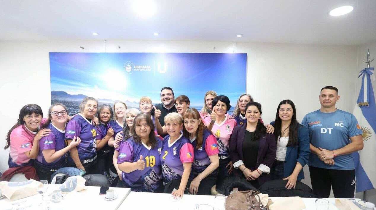 El Intendente Walter Vuoto recibió al equipo femenino de newcom “Legado Fueguino”