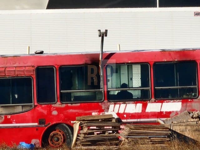 Allanaron el colectivo con marginales que fueron acusados de asaltar a un camionero y buscan desmantelar ese refugio