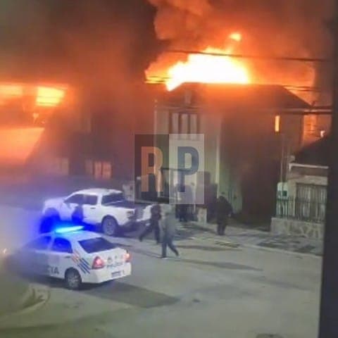 Incendio de una vivienda en Ushuaia y siniestro intencional de un auto en Río Grande