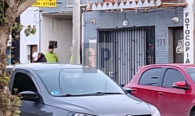 Policía intervino tras violenta pelea entre dos pensionados afuera de un alojamiento