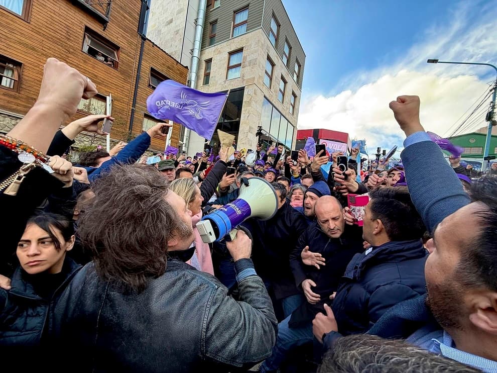 Milei tuvo que suspender la caminata por Ushuaia ante el rechazo fueguino