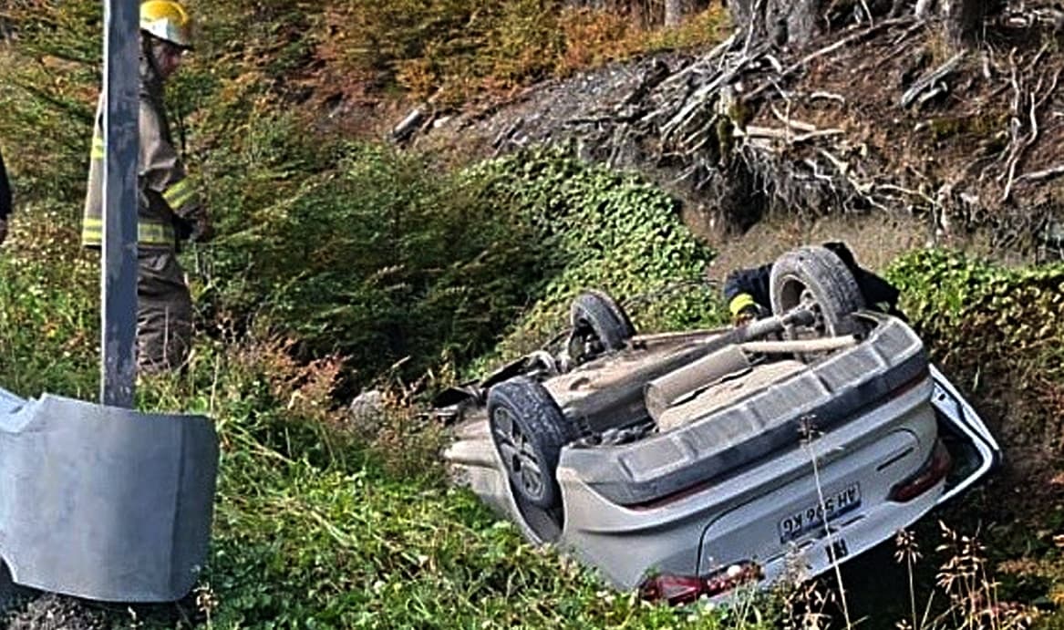 Despiste y vuelco de un auto sobre la Ruta 3