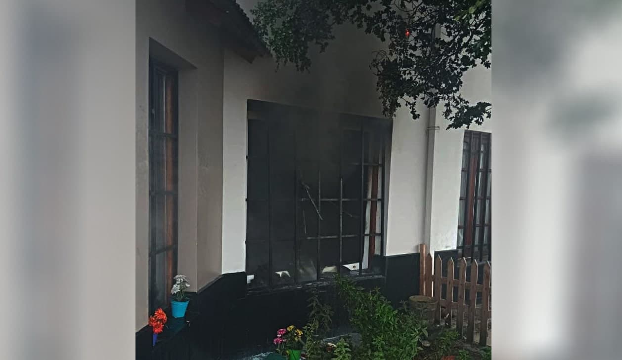 Incendio en una vivienda: daños en el living y sin heridos