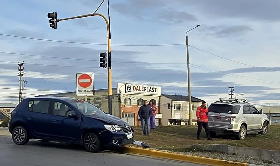 Choque entre dos rodados en un cruce semaforizado