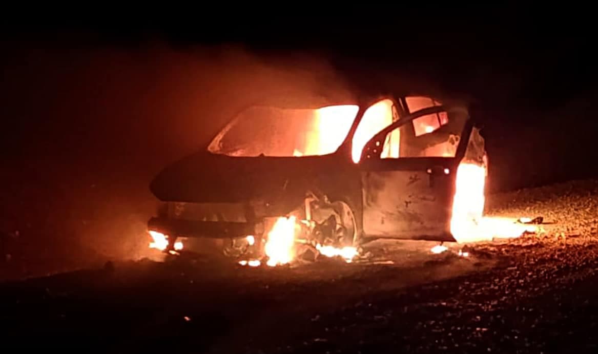 Incendio destruyó un auto: el conductor resultó herido