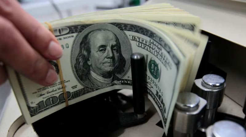 El dólar sigue cayendo y acumula baja de 5% en febrero