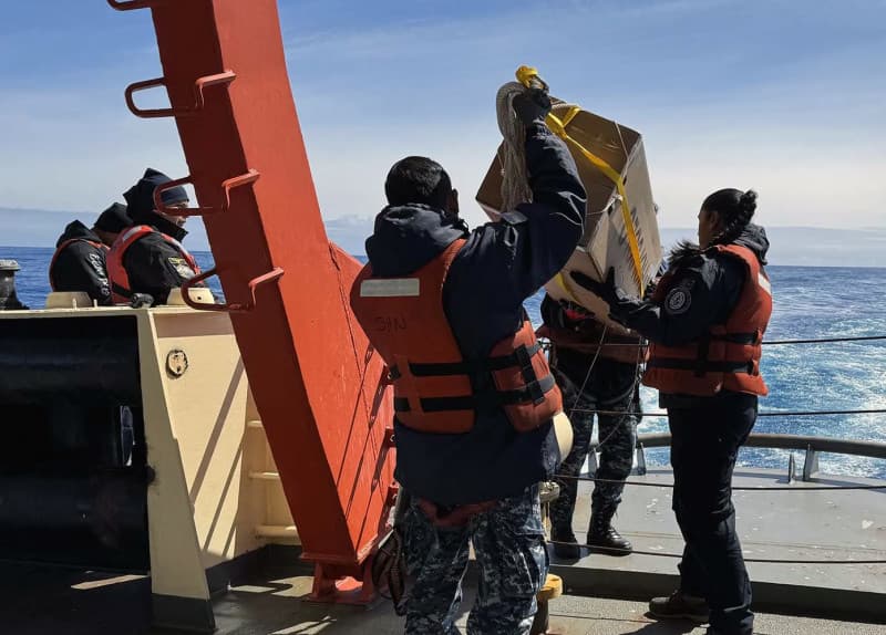 El “Irízar” colabora con una investigación oceanográfica