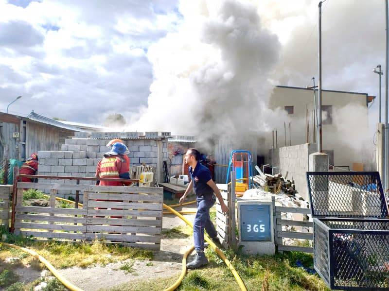 Rescatan a tres hermanitos de una casa en llamas en Ushuaia