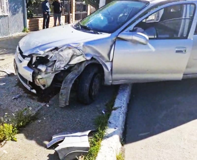 Un auto terminó contra un poste tras ser chocado