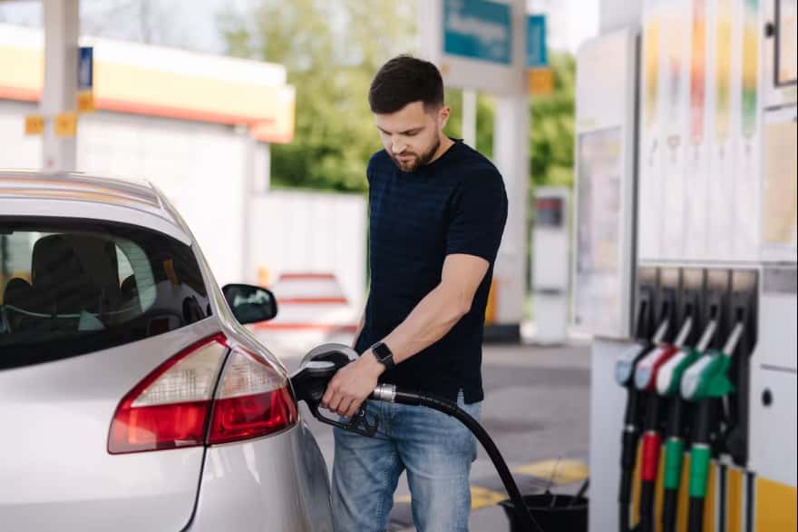El autodespacho de combustible va encontrando su público y las estaciones buscan cómo aprovecharlo