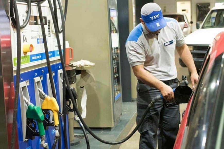 El Gobierno postergó otra vez la actualización del impuesto a los combustibles