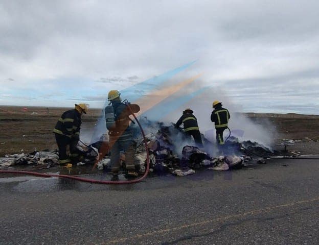 Camionero debió tirar su carga cuando se incendiaba sobre la ruta 3