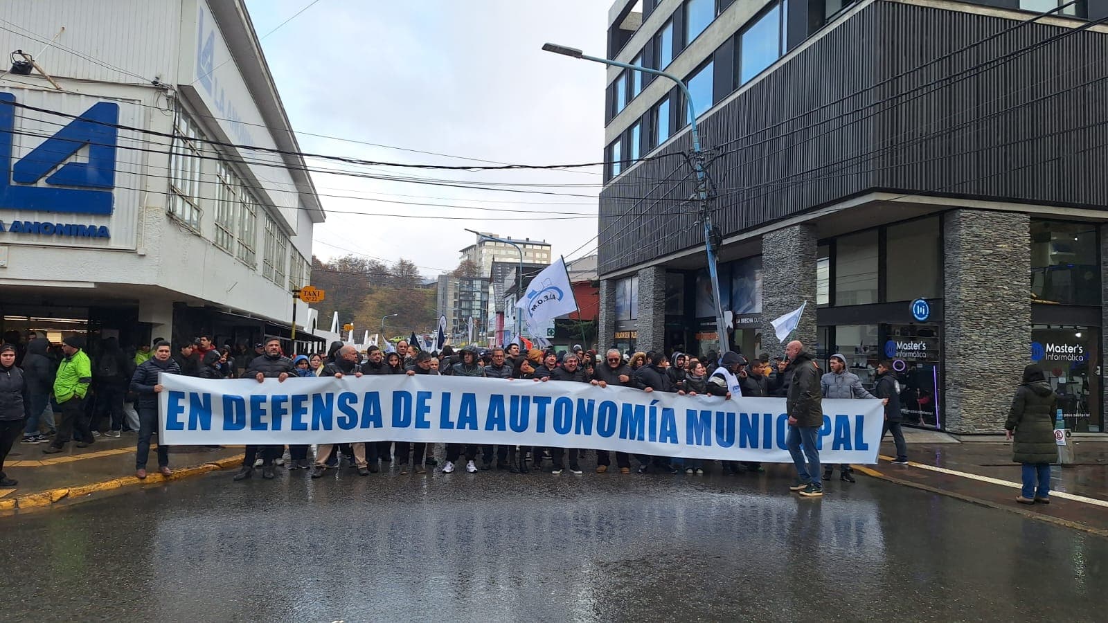 Comenzó la marcha en Ushuaia “en defensa de la autonomía municipal” por la deuda de coparticipación