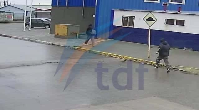 Violento asalto callejero a una joven en Chacra 4 quedó filmado y hay una intensa búsqueda