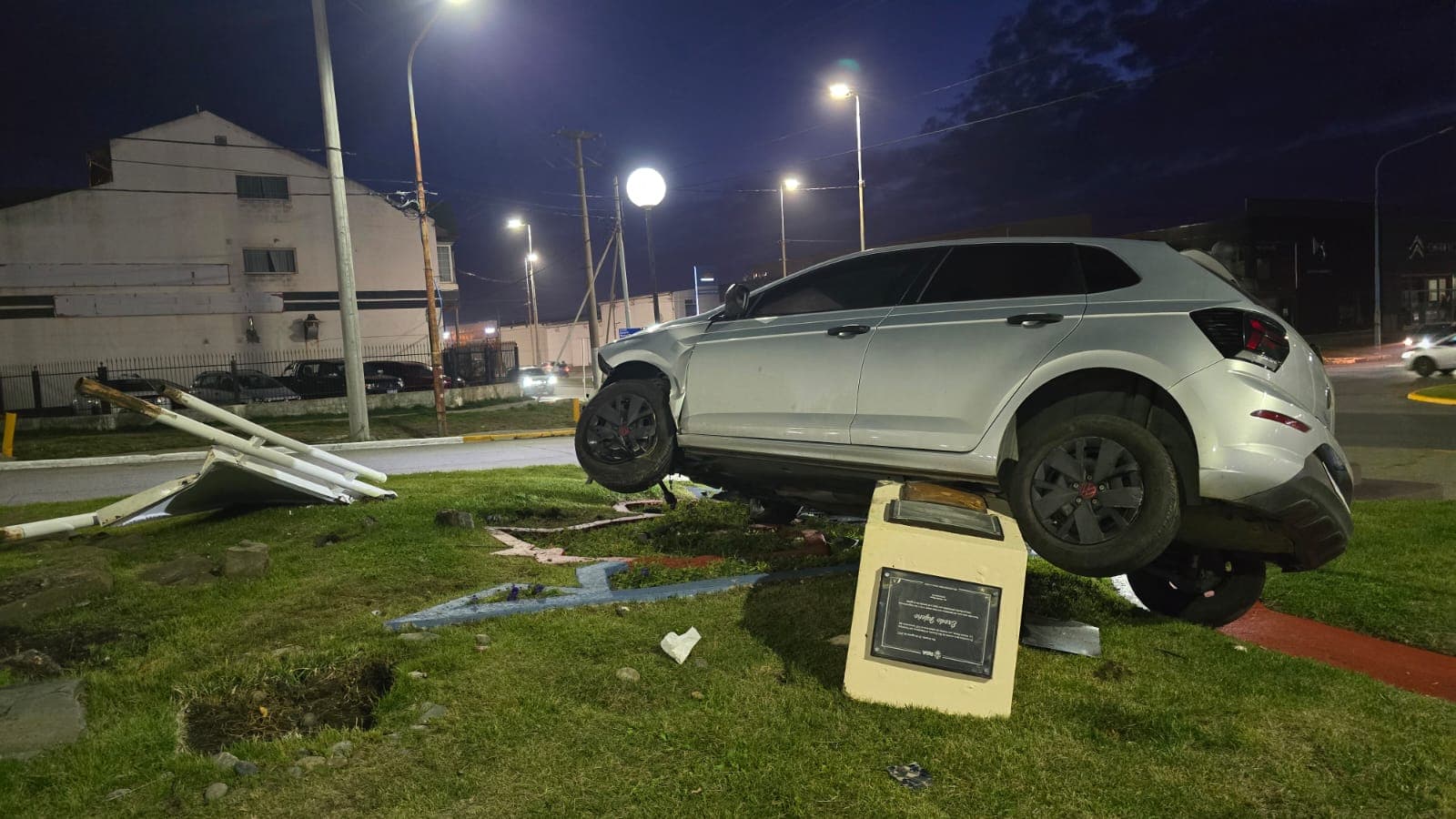 (VIDEO) Perdió el control del auto y terminó sobre el boulevard
