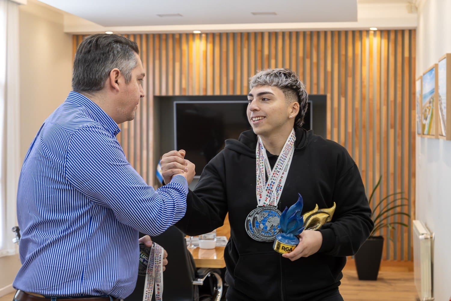 Perez mantuvo un encuentro con Thiago Martínez, ganador de los Premios Ciudad de Río Grande