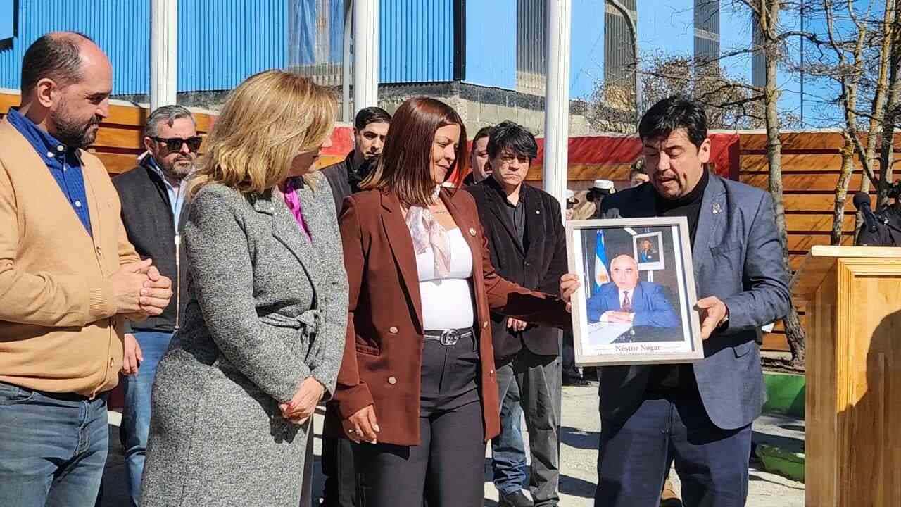 Gisela Dos Santos entregó un retrato de Néstor Nogar e impulsa la creación de un Espacio de Memoria Institucional en Tolhuin