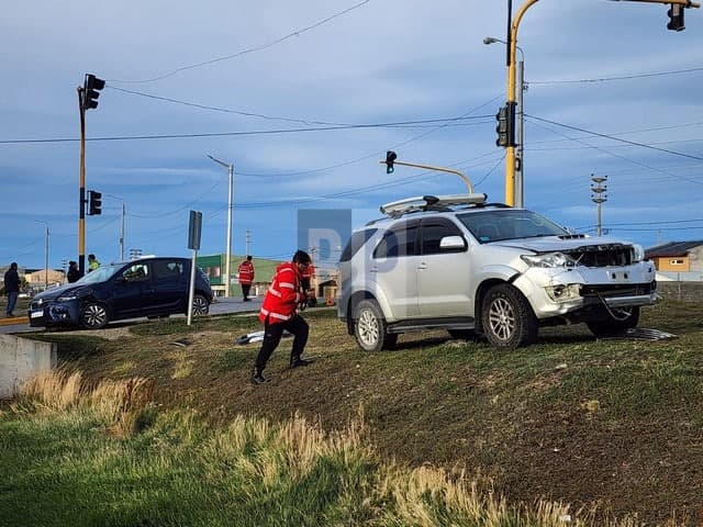 Violento accidente en cruce de ruta deja tres heridos