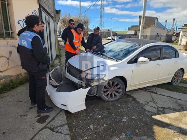 Violento choque dejó a una conductora golpeada