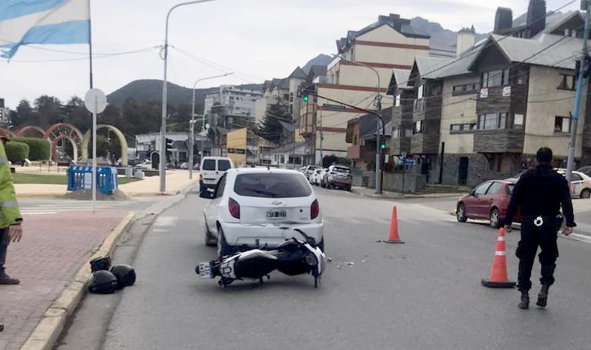 Choque entre una moto y un auto