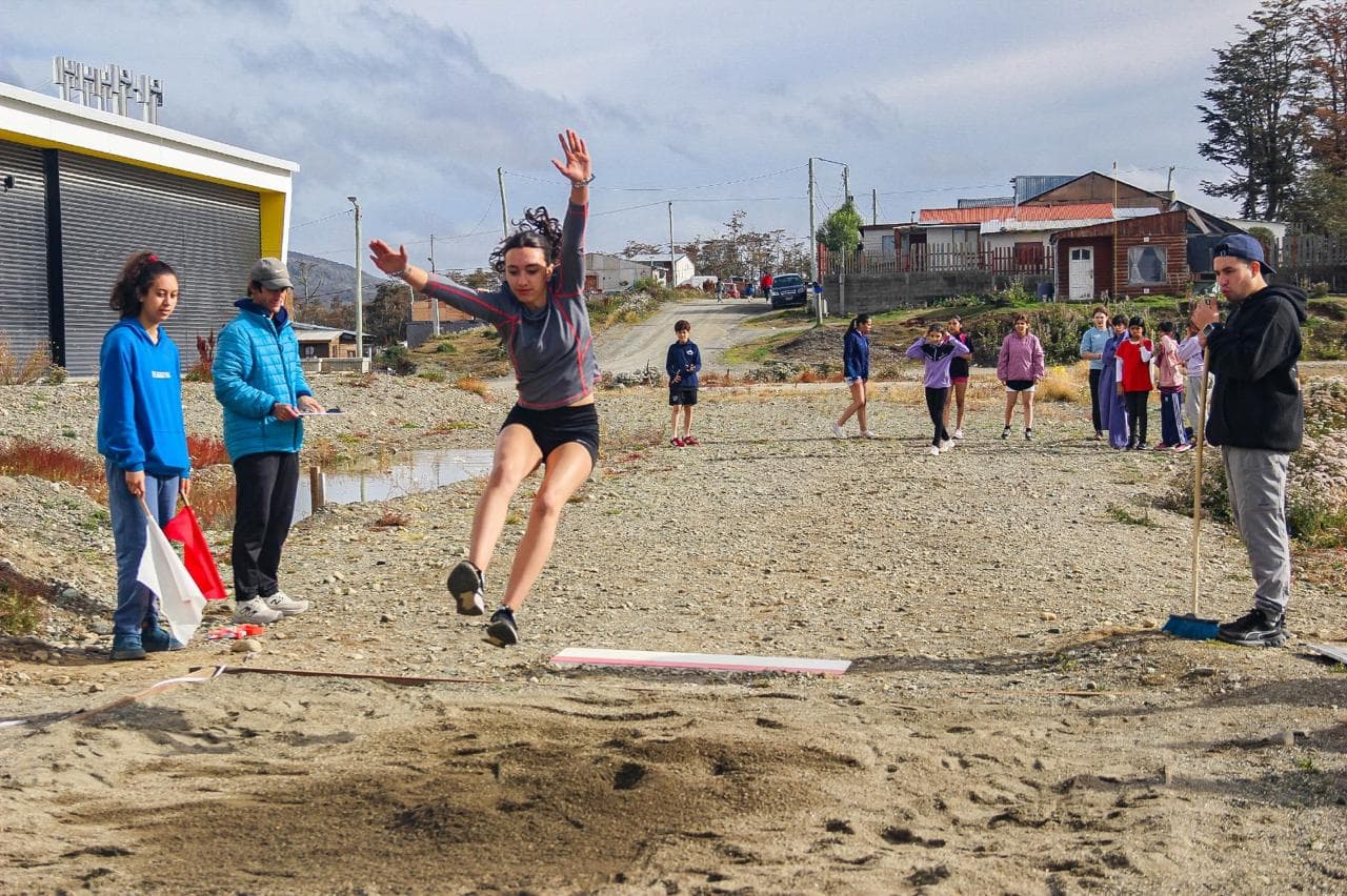 Tolhuin: torneo de atletismo de categorías mini y juveniles