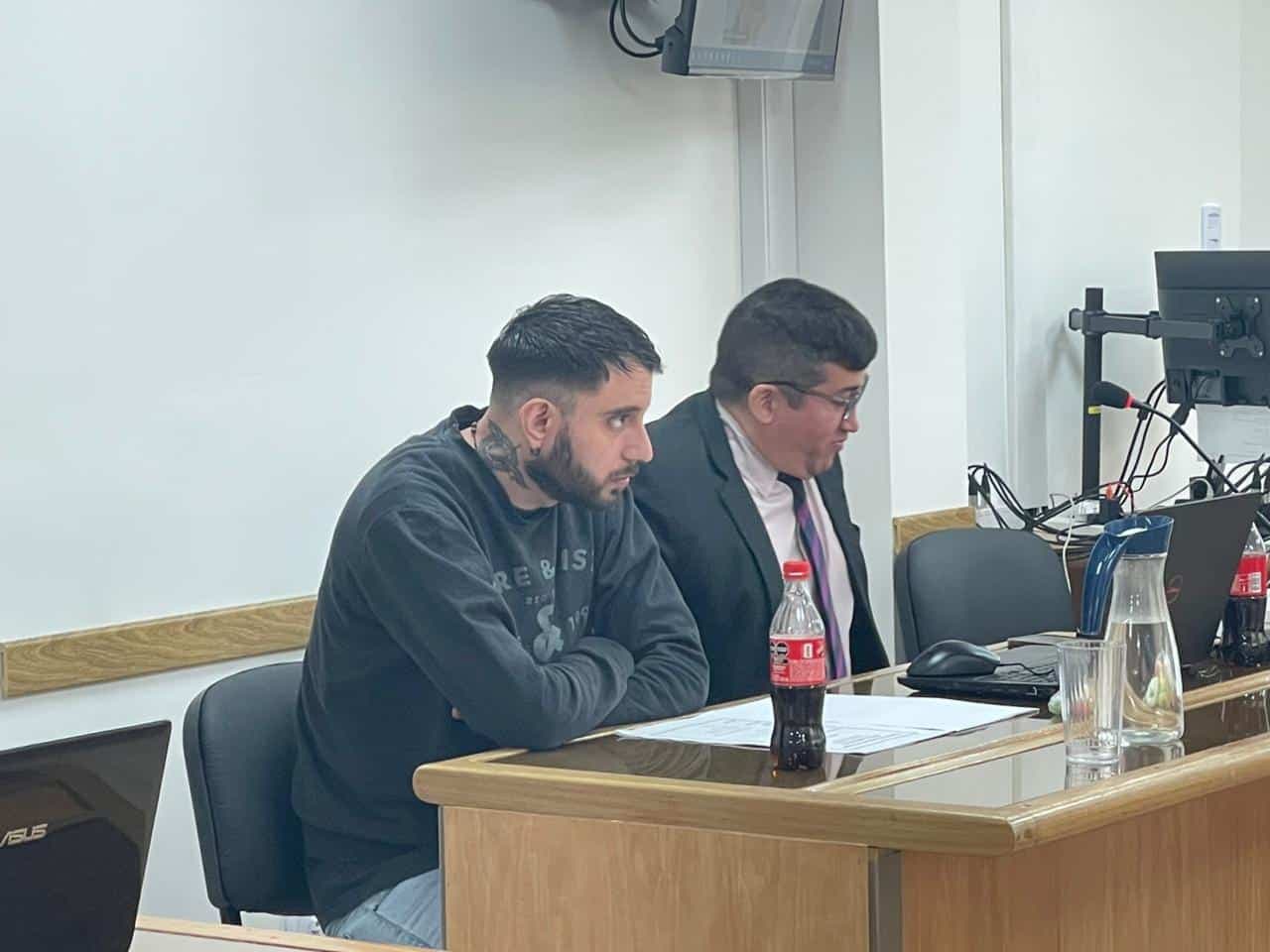 Juzgan a tres hermanos por agredir a un policía